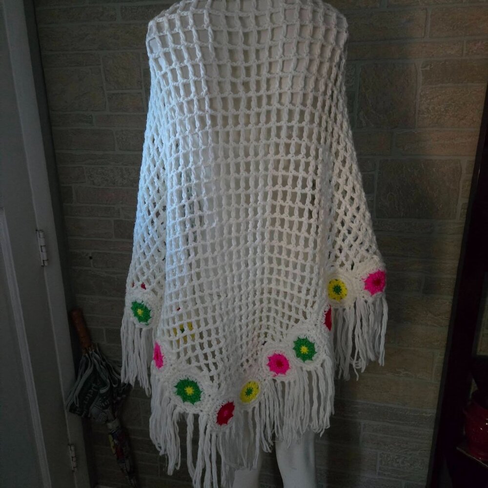 VINTAGE Crochet Flower Fringe Granny Grandma Sweater Shawl White triangle